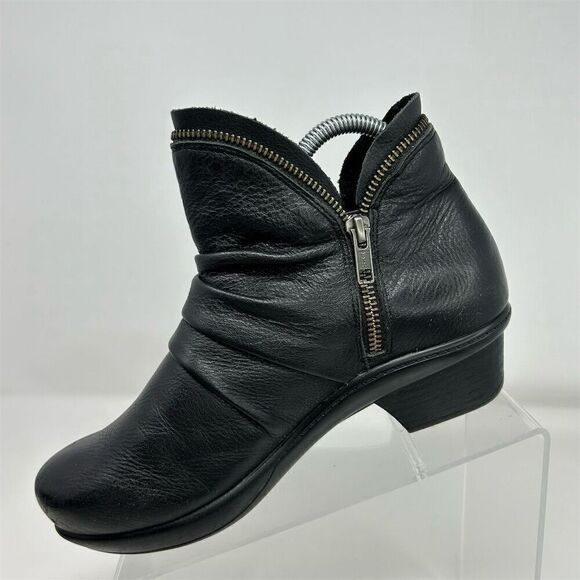 Abeo Women's Calla Black Ruched Leather Ankle Booties Size 7 Outside Zipper - Picture 3 of 15